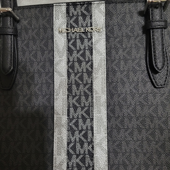 Michael kors tote and wallet - Picture 7 of 8